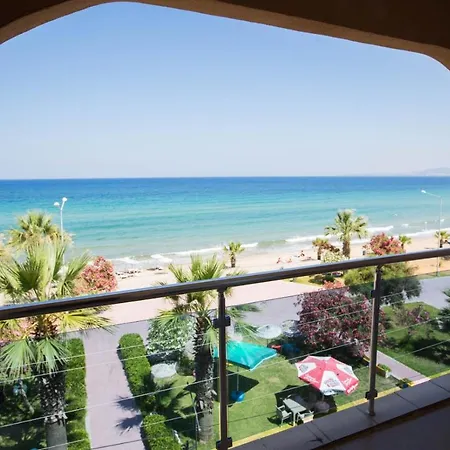Holiday Hotel *