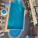 호텔 Holiday Hotel