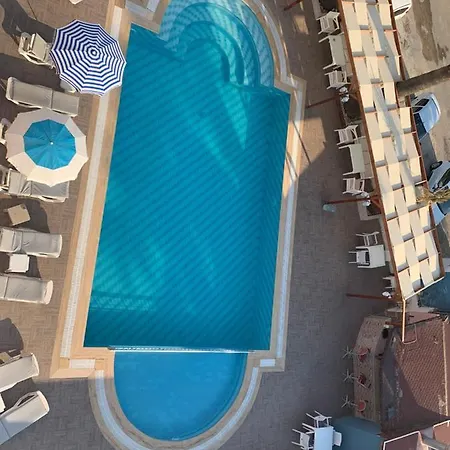 호텔 Holiday Hotel